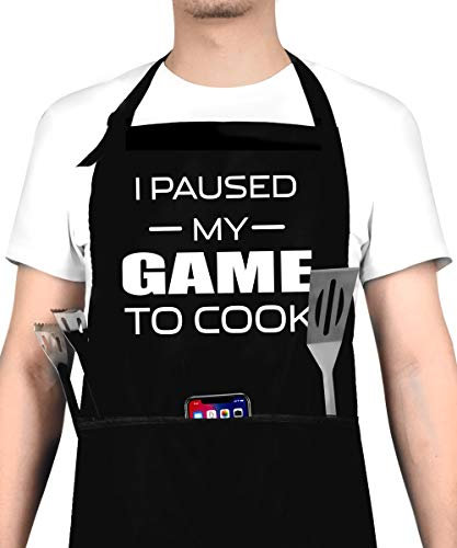I Paused My Game to Cook - Lustige Kochschürze für Männer, Frauen - Verstellbare Lätzchen-Grillschürzen mit 3 Taschen - Muttertag, Vatertag, Geburtstag, für Mutter, Papa, Ehefrau, Ehemann, Freunde