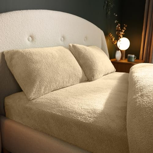 Silentnight Teddy Fleece Bed Set - Duvet Cover, Fitted Sheet & Pillowcase - Teddy Bear Bedding for a Warm & Cosy Winter - Luxurious Comfort Complete Matching Bed Set - Natural - King