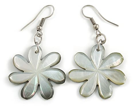50 mm L/silvergrå blomform snäckskal örhängen/handgjorda/liten variation i färg/naturliga ojämnheter