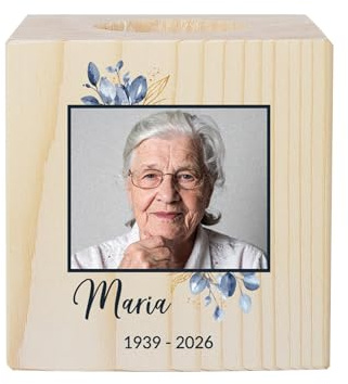 private grief® Personalisierter Teelichthalter als Trauerkerze mit Foto, Name & Datum – Gedenklicht aus Holz für Traueranlässe – Edle Trauermotive (Eukalyptus)