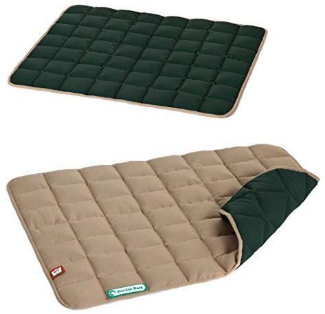 Doctor Bark Hundedecke – weiche, hochwertige Hundematte für mittlere Hunde, robuste Indoor-Outdoor Liegedecke, waschbar bis 95 °C (Gr. M, 80x70 cm, Caramel-Moosgrün)