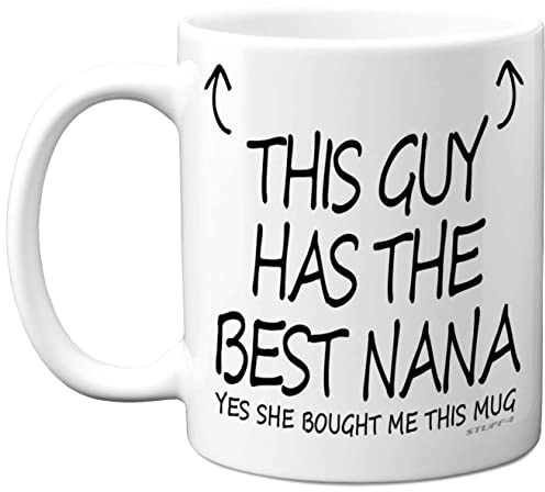 Stuff4 Tasse mit Aufschrift This Guy Has The Best Nana, 325 ml, Keramik, spülmaschinenfest, für Enkelsohn, Geburtstag, Weihnachten, Wichteln, Premium-Tasse, hergestellt in Großbritannien
