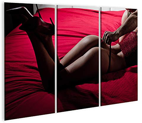 islandburner Cuadro en Lienzo Mujer Sexy Tumbada En Una Cama Roja Pantalones O Bragas En La Mano De Un Hombre