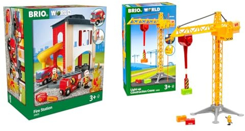 BRIO World 33833 Große Feuerwehr Station - Feuerwache mit Feuerwehr-Einsatzfahrzeug & World 33835 Großer Baukran mit Licht - Zubehör für die BRIO Holzeisenbahn - Empfohlen für Kinder ab 3 Jahren