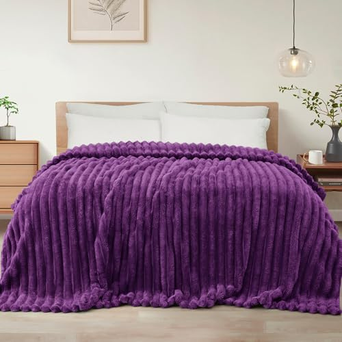 Exclusivo Mezcla Queen Size-flanell, fleecefilt, supermjuk 3D-randig jacquard, sängfilt, lätt luddig, mysig filt för alla årstider, 230 x 230 cm, lila filt | Sängtäcke, soffa, resor, fleece, lätt, mjukt jacquardtyg, andas, polyester, bekvämt för alla årstider