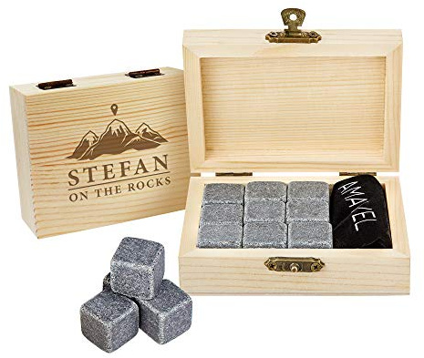 AMAVEL Whiskysteine in edler Holzbox mit Berg Silhouette und On The Rocks Gravur, Personalisiert mit Name, 9 Geschmacksneutrale Kühlsteine für Whiskey