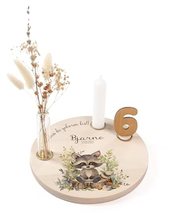 Nord-Kind® Geburtstagsteller personalisiert – Waschbär | Personalisiert aus Buchenholz, inkl. Kerze, Vase, Zahlen und Haltern; 20 cm.