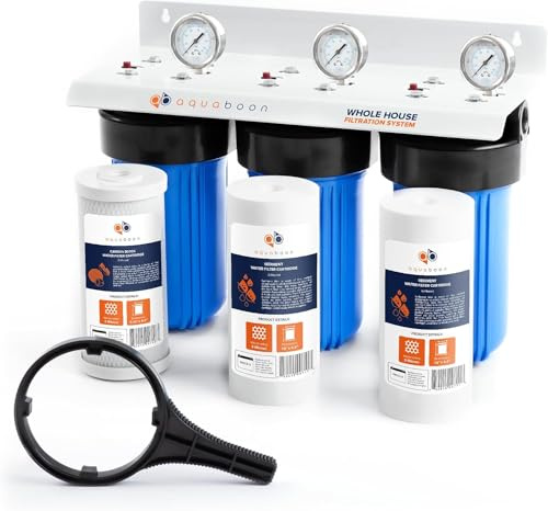 Aquaboon Système de filtration de l'eau pour toute la maison en 3 étapes pour réduire les sédiments et les odeurs avec filtres à eau domestique de 10 x 4,5, clé, support, jauge et libération