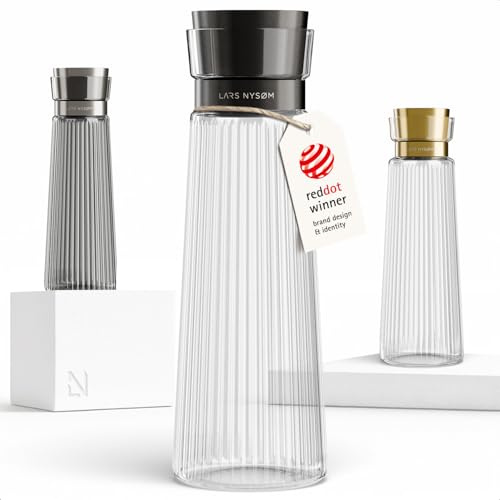 LARS NYSØM Vattenkaraff 1l med Integrerad Sil i Rostfritt Stål | Elegant Glaskaraff & Kanna för Juice, Lemonad | Modern Räfflad Vattenkanna för Vardag & Gäster (Pure/Black, 1000ml)