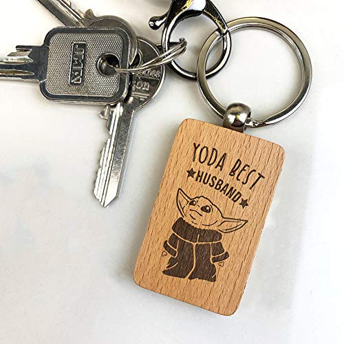 eBuyGB Personalised Wooden Rectangle Keyring, Star Wars Themed Engraved Baby Yoda Keychain, Funny Gifts for Partner (Yoda Best Husband)