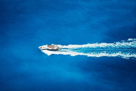 Acryl-Bild 50 x 30 cm: Draufsicht auf ein Touristenboot, das mit voller Geschwindigkeit im Meer segelt (106584327)