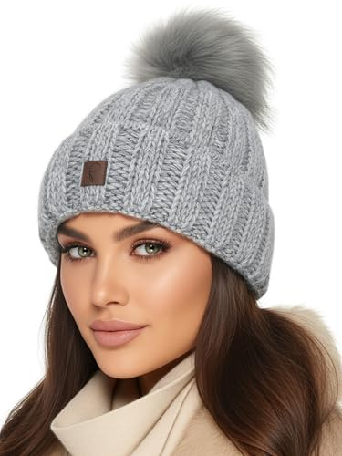 Baesics Strickmütze Grau mit Bommel für Damen & Herren – warme Unisex Wintermütze mit Fleecefutter & Kunstfell Pompon One Size – Beanie Stil