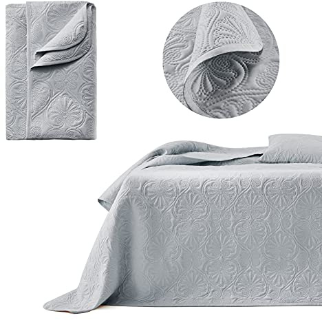 ROOM99 Leila Elegante Tagesdecke in Hellgrau 200 x 220 cm Vielseitige Wohndecke als Bettüberwurf oder Sofaüberwurf Überwurfdecke für Bett und Sofa Steppdecke Stil Ideal als Bedspread
