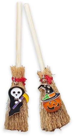 Lot de 2 mini balais de paille artificiels miniatures noirs en forme de faucille et chapeau de citrouille avec cordes rouges, paille d'Halloween, accessoire de sorcière pour déguisement, fête costumée