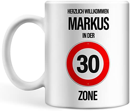 Tasse personalisiert mit Name, Geburtstagsgeschenk zum 30. Geburtstag Herzlich Willkommen Wunschname in der 30er Zone, persönliches Geschenk (30er Zone)
