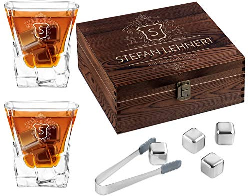Maverton Whisky Steine Set - in Holzbox mit Gravur - 8 Eiswürfel & 2 Whisky Gläser - wiederverwendbar - personalisierte Geschenke - Geschenke für Männer - Erfolgsmensch