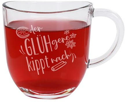 Herz & Heim® Lustige Glühweintasse aus Glas mit Gravur – „Der/Die GLÜHgere kippt nach“ – Leonardo Glastasse für Glühwein oder Punsch – Witzige Tasse als Geschenk zu Weihnachten (Der)