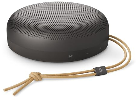 Bang & Olufsen Beosound A1(3rd Gen) – Kompakter, tragbarer Bluetooth Lautsprecher, wasserdicht nach IP67, C2C-zertifiziert, bis zu 24 Stunden Akkulaufzeit, 3 Mikrofone für klare Gespräche-Warm Granite