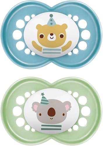 MAM Original Schnuller 6 + Monate, Set mit 2 Schnullern, Hellblau | Mit tragbarem Sterilisator-Schnullerhalter, kiefergerechter Sauger aus SkinSoft Silikon, gebogene Maske, BPA-/BPS-frei