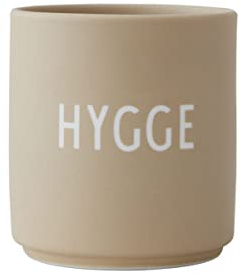 Design Letters Lieblingsbecher Beige HYGGE | Tasse mit spruch | Personalisierte Geschenke für Lieblingsmensch | Dekorativ Kaffeetasse | Persönlich Geschenk | Kaffeebecher Porzellan, 1 Stück (1er Pack)