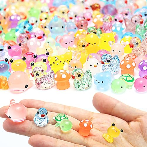 Enyoir 133 piezas de animales en miniatura de resina mixtos, 20 estilos de animales pequeños de vidrio luminosos, figuras de plástico diminutas y luminosas en la oscuridad para micro paisaje, jardín