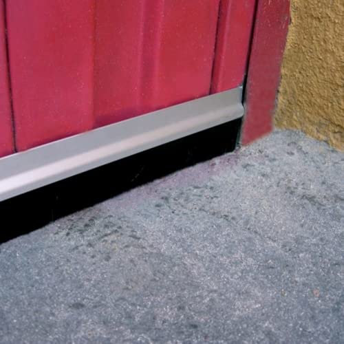 Burlete aislante para puertas de garaje 250 color PLATA. Perfil en aluminio, fijación con tornillos. Flecos de NYLON aislantes de 35mm anti-ruido, anti-polvo, anti-insectos 127580