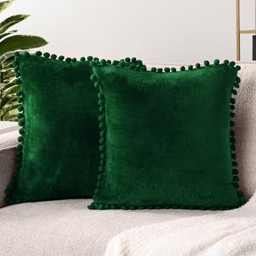 PAVILIA Smaragdgröna prydnadskuddöverdrag, 45 x 45 cm, set med 2, pom pom | Dekorativa sammetskuddöverdrag för bäddsoffa | skog mörkgrön fleece accent kuddfodral pompom
