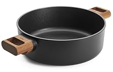 Woll Eco Logic QXR Kasserolle, rund mit 2 Holz-Seitengriffen - Induktiv -, Ø 24 cm, 8 cm hoch - Geeignet für alle Herdarten, PFAS-frei, Antihaft-Versiegelung, Aluminiumguss, backofenfest, schwarz
