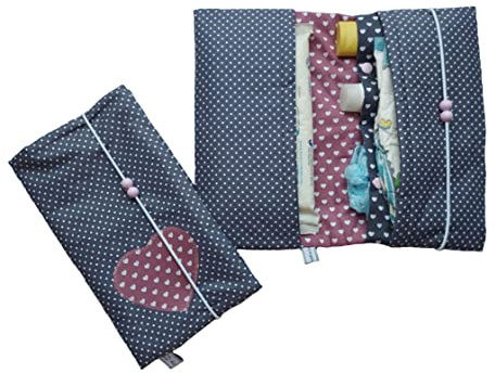 die-kreative-fee Handmade Windeltasche Stoff 4 Fächer Windelorganizer | mit Elastikkordel, geöffnet ca. 33x27 cm, ideal für unterwegs, Herzapplikation auf grauen Pünktchen