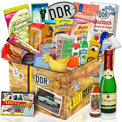 Ossi-Shop 24x Ostprodukte DDR Geschenkbox mit Kochbuch - Präsentkorb | Kulinarische Ostalgie Box für Männer und Frauen - Inklusive Rotkäppchen Sekt, Süßigkeiten und DDR Klassiker Set
