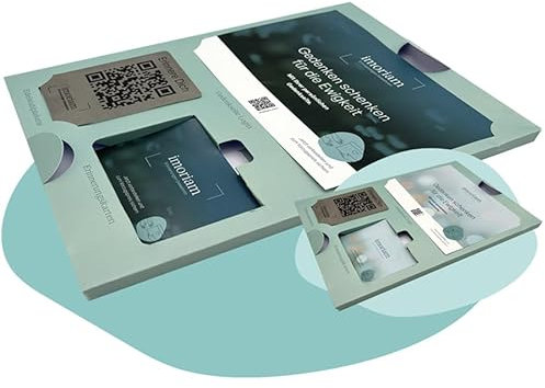 QR - Gedenkseite mit Plakette z.B. für den Hausaltar oder die Grabstätte inklusive QR-Erinnerungskarten zum Teilen, inkl. Erdspiess, Login, 15 Jahre online mit Verlängerungsoption