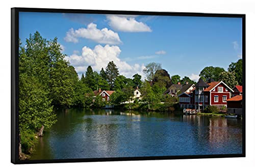 artboxONE Poster mit schwarzem Rahmen 90x60 cm Natur Häuser am Fluss - Bild schweden Haus holzhaus