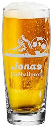 LUXENTU Bierglas mit Gravur, Willi Becher mit 0,5 Liter Eichung, Persönliche Lasergravur mit Name & Fußball-Motiv, Fußball & Schuhe