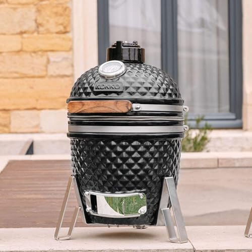 Kamado Little Kokko 13 - Nouvelle édition Compact et facilement déplaçable (31 x 45cm) Inclus : trepied en inox très stable et design Diamètre de la grille : 26 cm Noir intense