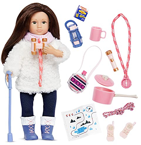 Lori Farahs Wanderset – Mini-Puppe mit Wanderzubehör | Mini-Puppe Farah mit Outfit und Wanderzubehör wie Karte, Kompass, Fernglas und Laterne, Wanderset, Bewegliche Puppe, 3+ Jahre