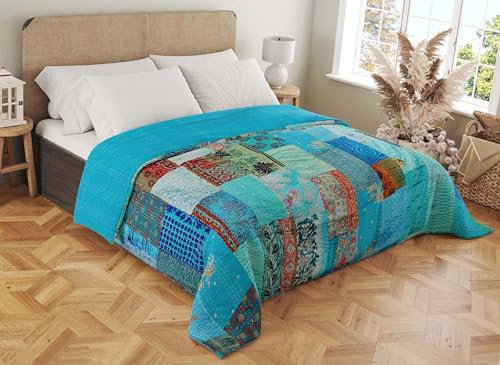Marubhumi Handgefertigte Baumwoll-Steppdecke, Kantha-Decke, indische Seide, Sari-Patchwork-Steppdecke (Himmel, Queen-Size-Bett (228,6 x 274,3 cm)