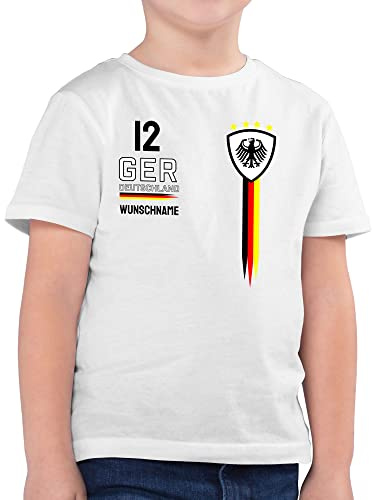 Geschenk mit Namen personalisiert by Shirtracer - Kinder T-Shirt Jungen - 2026 Fussball Fanartikel - Deutschland WM Trikot Farben