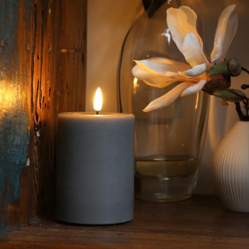 MARELIDA LED Kerze Echtwachskerze Deluxe Homeart mit realistischer 3D Flamme mit Wachsspiegel Stumpenkerze für Innen grau (D: 7,5cm - H: 10cm)