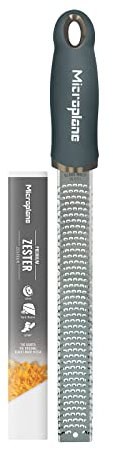 Microplane Zester Küchenreibe in Anthrazit-Grau für Zitrusfrüchte, Parmesan, Ingwer, Schokolade & Muskatnuss mit feiner Edelstahlklinge - Made in USA