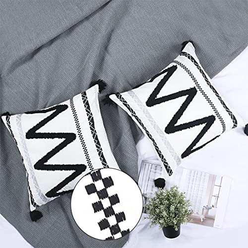 Chlophy Lot de 2 housses de coussin pour canapé tuftées brodées avec pompons et tissage aztèque Blanc cassé de style boho rustique et ethnique Noir/blanc 45 x 45 cm