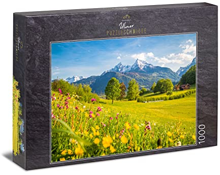 Ulmer Puzzleschmiede - Puzzle „Bergsommer“ - Stilvolles 1000 Teile Landschafts-Puzzle – Blick über Blumen-Wiesen auf das Watzmann-Massiv in den Berchtesgadener Alpen, Bayern, Deutschland