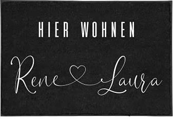 TassenTicker - Personalisierte Fußmatte Hier wohnen (mit 2 Wunschnamen und Herz) - innen & außen - waschbar - schmutzfangmatte - personalisiert - Willkommen - Einzugsgeschenk - Hochzeitsgeschenk