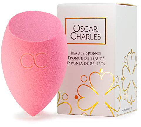 Esponja de maquillaje impecable de Oscar Charles para aplicar la base de maquillaje