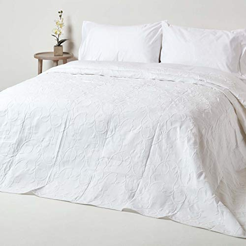 Homescapes weiße Tagesdecke mit floralem Muster, klassischer Bettüberwurf 260 x 260 cm im Matelassé-Look, Blumenmuster, 80% Baumwolle, 20% Polyester