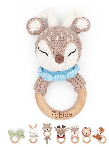 Muckelmeister Greifling personalisiert mit Namen - Holz Beißring Baby gehäkelte Tiere - Babyrassel - Babygeschenke zur Geburt für Mädchen/Jungen - kleine Geschenke für Neugeborene - Reh blau