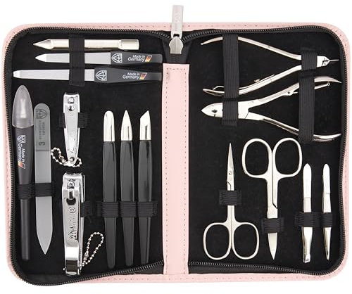 Tre svärdenheter – 16 st. Manikyr-pedikyrset Cinisello | högkvalitativt nagelfodral av konstläder för hand- och fotvård. Färg: rosa | Innehåll: Nagelsax, nagelklippare, pincett och mycket mer!