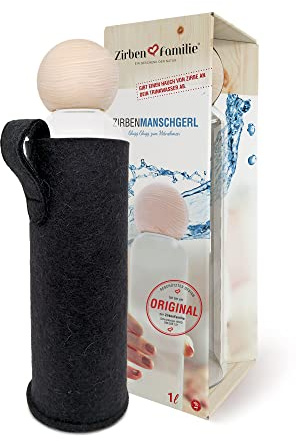 Zirben Familie® Original ZirbenKugel Trinkflasche 1 Liter | Verleiht dem Wasser eine besondere Note | Flasche aus Glas mit Zirbenkugel und Filzschutzhülle | Wasserflasche für unterwegs