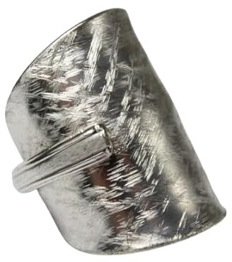 Besteckschmuck: ein Ring aus Besteck, etwa in Größe 64 (20,5).