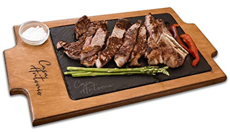 Bandeja de Pizarra de 20x30 con Base de Madera en Color Roble con un Salsero para presentación de Carnes