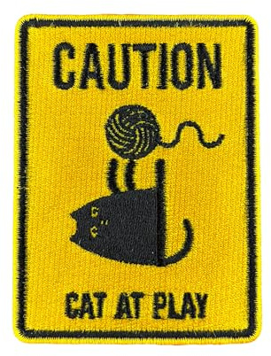 Urbanski Patch Caution Cat at play vorsicht Katze am Spielen zum Aufbügeln 8,4 x 6,3 cm | Aufnäher Applikation Bügelbild